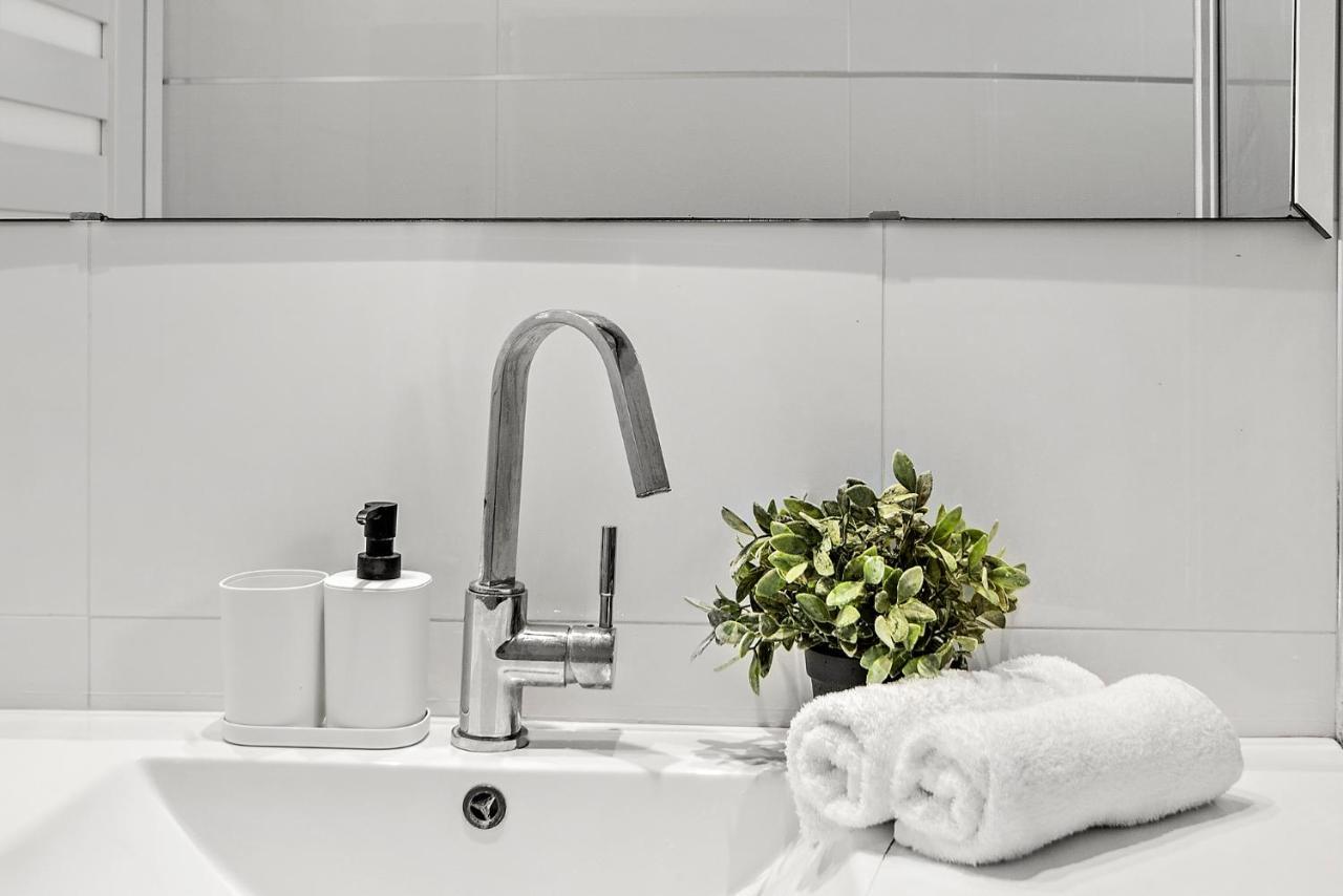Glorious Renovated Apartment On Top Of The Beach Tel Aviv Buitenkant foto
