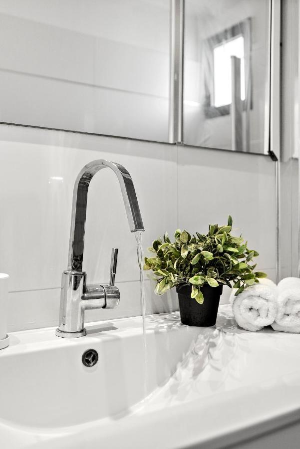 Glorious Renovated Apartment On Top Of The Beach Tel Aviv Buitenkant foto